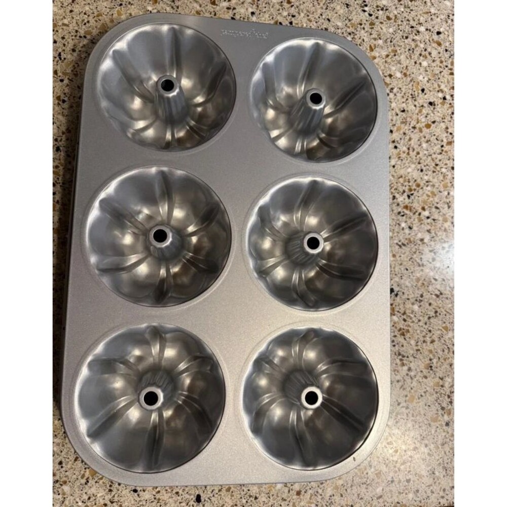 Pampered Chef Mini Bundt Pan Preowned